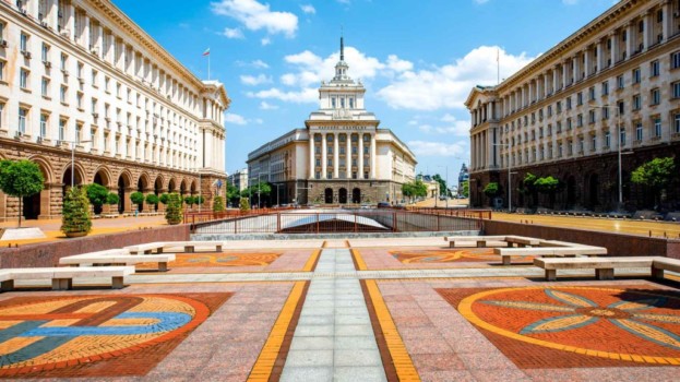 ΑΠΟΚΡΙΕΣ ΣΤΗΝ “ΠΟΛΗ ΤΗΣ ΝΙΟΤΗΣ” ΣΟΦΙΑ ΚΑΙ ΣΤΑ ΧΙΟΝΟΔΡΟΜΙΚΑ ΚΕΝΤΡΑ